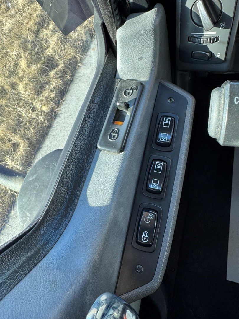 2016 MACK CXU613 - USED TRUCKS SLEEPER - image 13